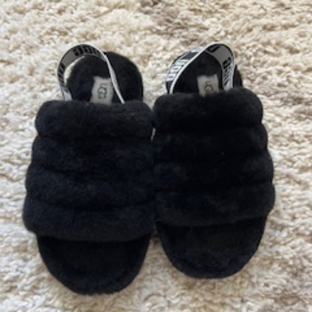 UGG Fluff Yeah Youth Size 2 Black Sheepskin Fur Sling back Slipper Sandals